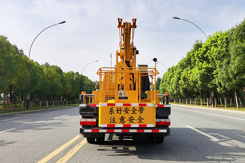 東風(fēng)13.5米藍牌高空作業(yè)車 東風(fēng)13.5米藍牌高空作業(yè)車