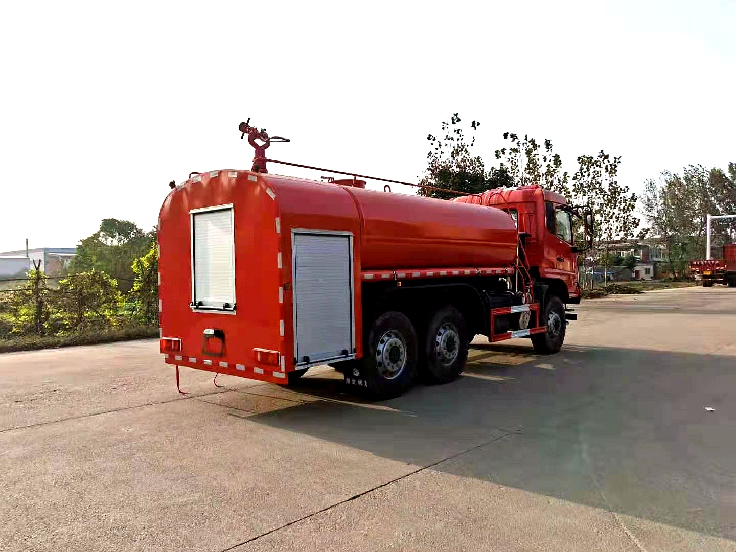 東風六驅(qū)8噸森林消防車 東風六驅(qū)8噸森林消防車