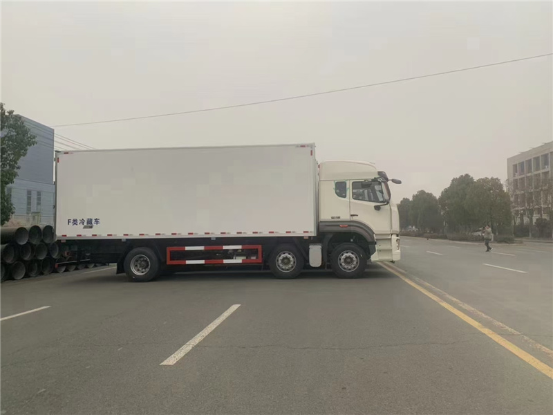 重汽豪翰小三軸高頂雙臥冷藏車(chē) 重汽豪翰小三軸高頂雙臥冷藏車(chē)