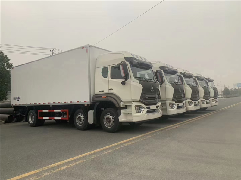 重汽豪翰小三軸高頂雙臥冷藏車(chē) 重汽豪翰小三軸高頂雙臥冷藏車(chē)