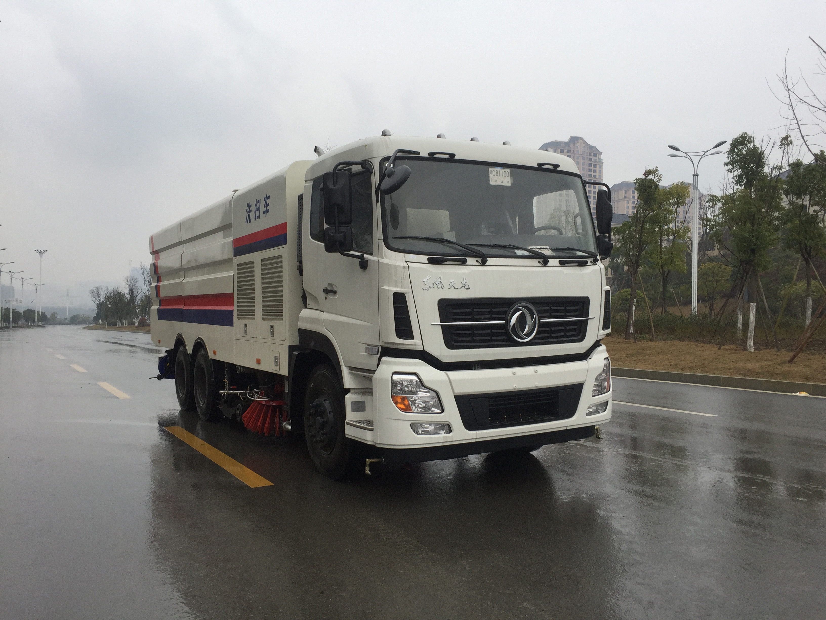 東風(fēng)天龍大型洗掃車塵箱9方/水箱13方 東風(fēng)天龍大型洗掃車塵箱9方/水箱13方