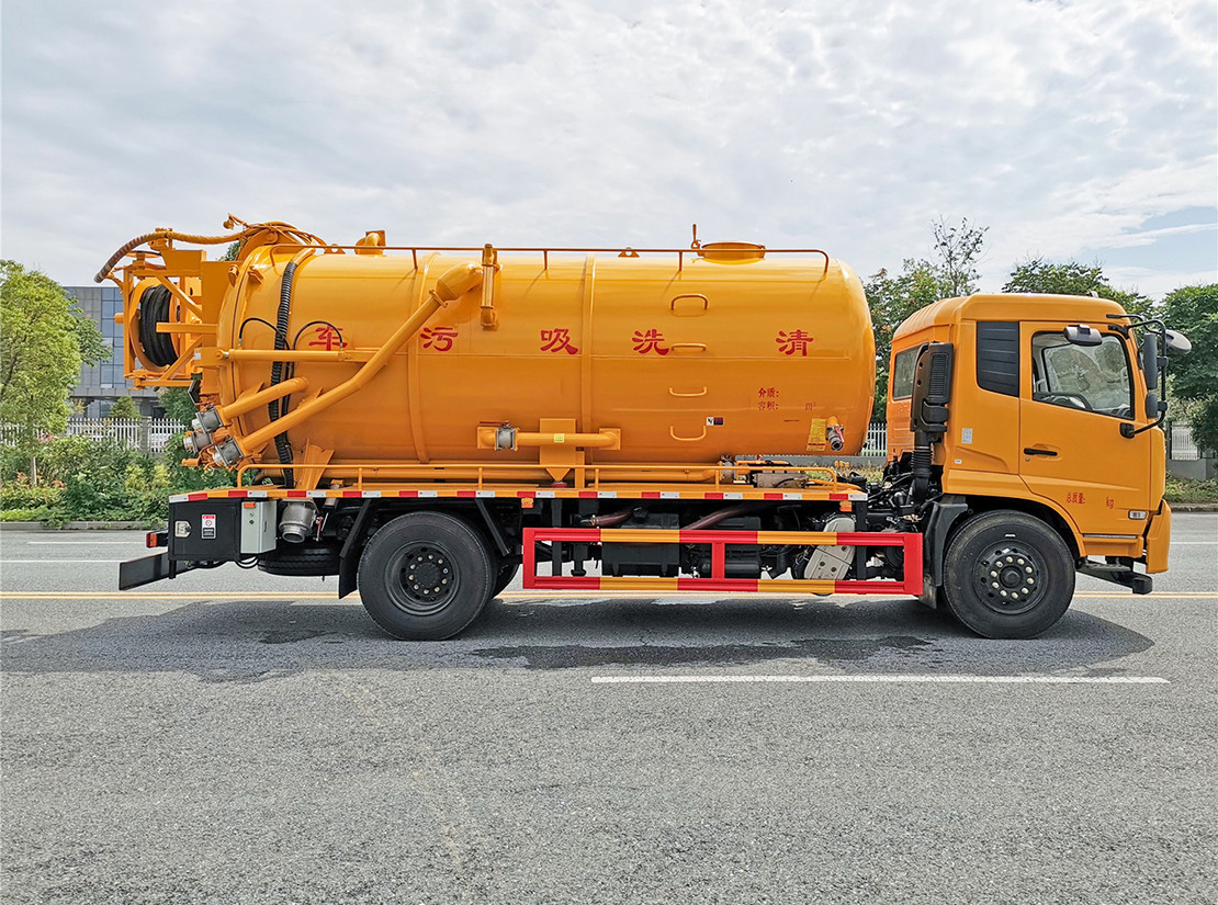 東風(fēng)天錦15方清洗吸污車(chē)(一體罐外觀) 東風(fēng)天錦15方清洗吸污車(chē)(一體罐外觀)