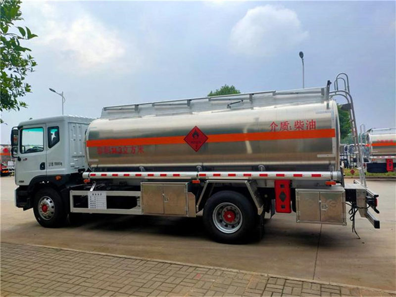 14.3方東風(fēng)天錦國六油罐車 14.3方東風(fēng)天錦國六油罐車