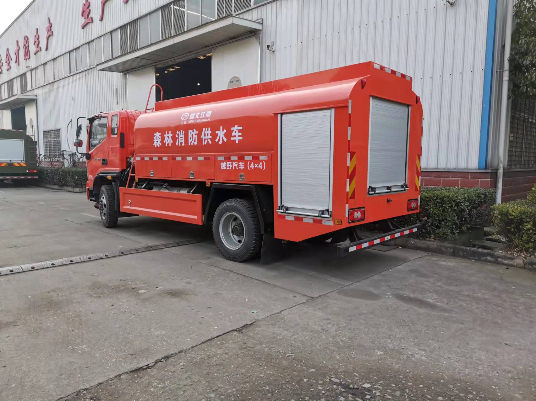 7.6噸四驅(qū)供水森林消防車(chē) 7.6噸四驅(qū)供水森林消防車(chē)